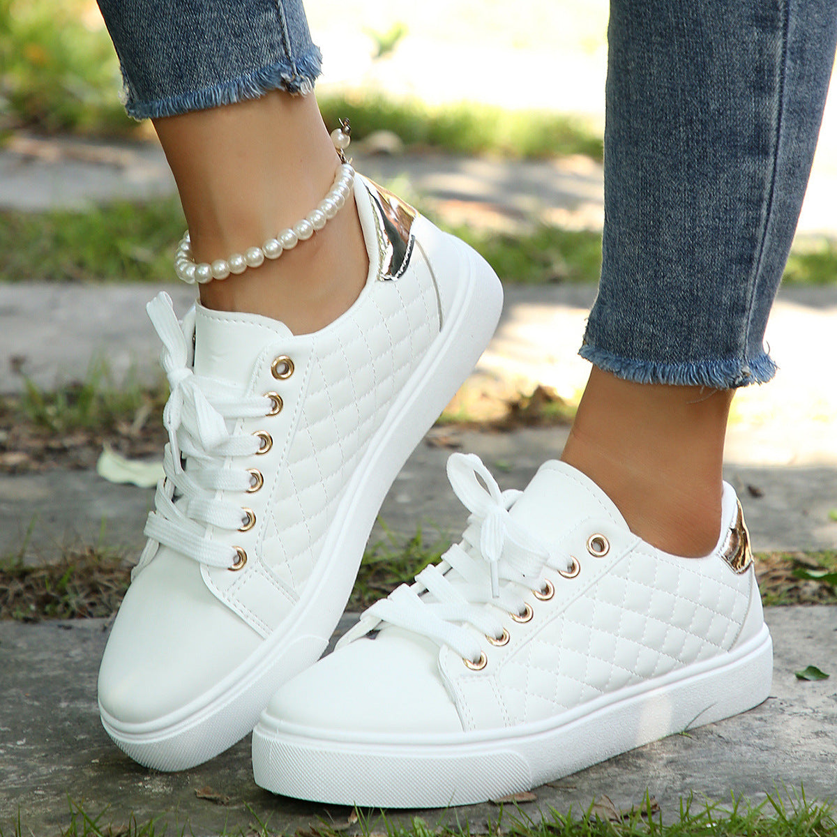 Sneaker für Damen ⎜ Bequeme Freizeitschuhe mit Genähtem Design und Goldenen Details