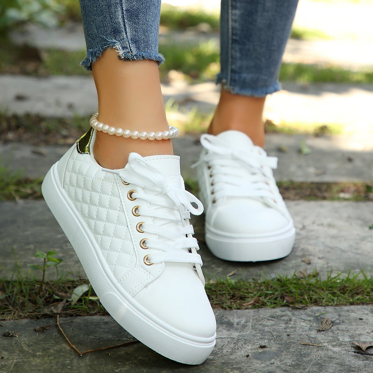 Sneaker für Damen ⎜ Bequeme Freizeitschuhe mit Genähtem Design und Goldenen Details