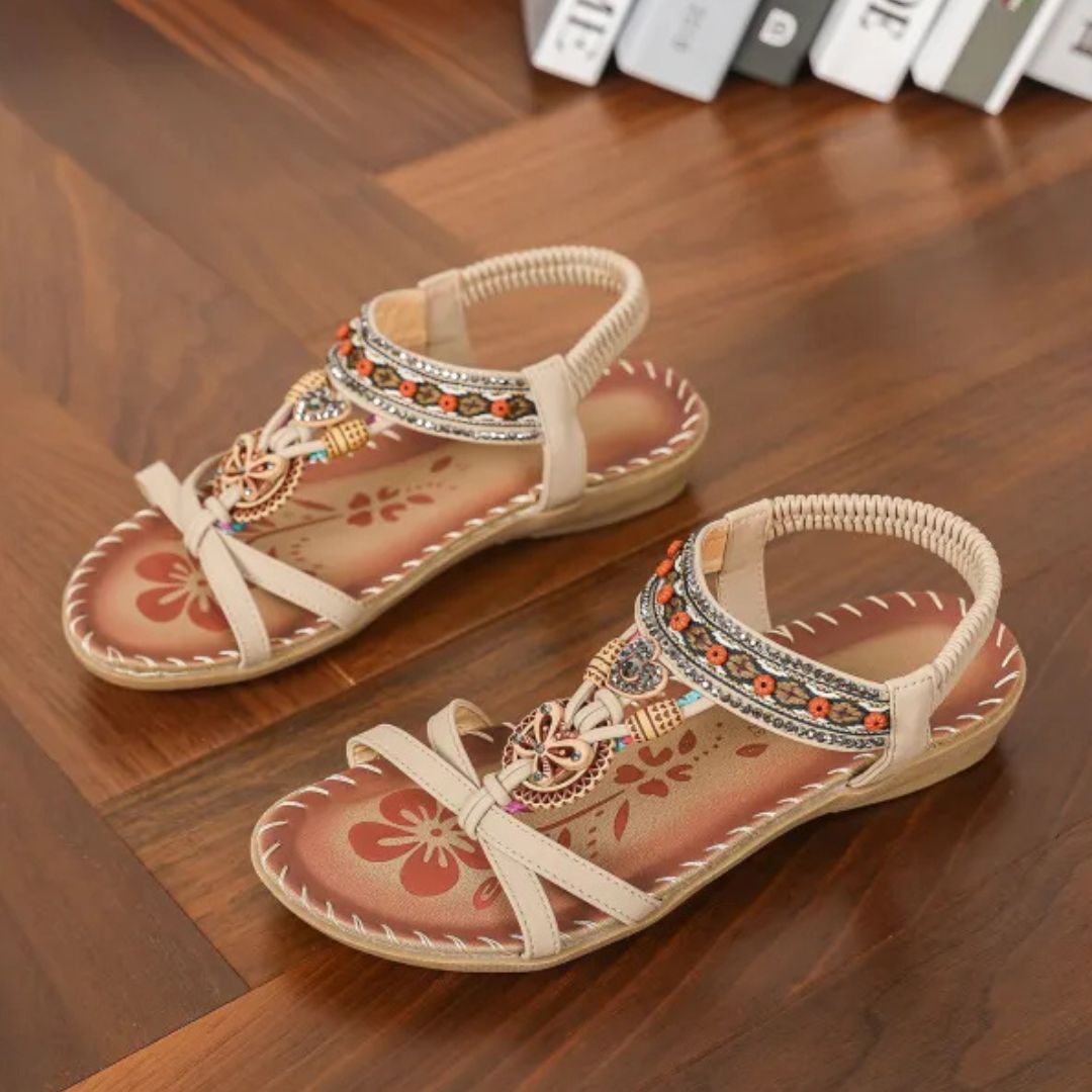 Damen Flache Sandalen ⎜ Bequeme Sommerschuhe mit Blumen- und Strassdekor für Alltag & Strand
