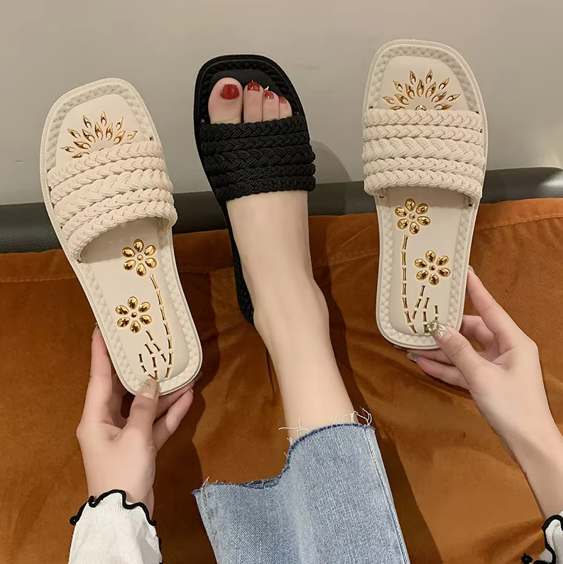 Flache Sandalen für Damen ⎜ Komfortable Schuhe mit geflochtenem Design und goldenen Details für den Sommer
