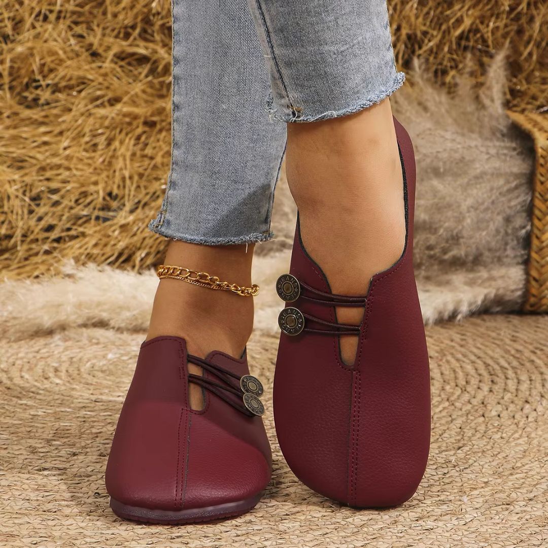 Slipper für Damen ⎜ Bequeme Flats mit Dekorativen Knöpfen und Klassischem Design