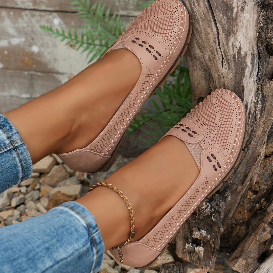 Loafers für Damen ⎜ Bequeme Flache Schuhe mit Perforiertem Design und Ziernähten