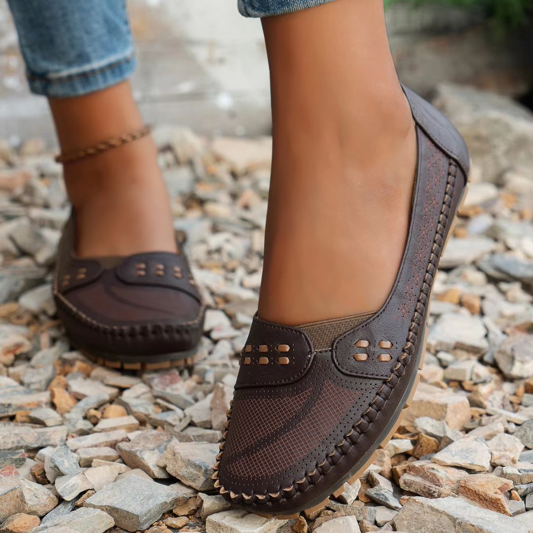 Loafers für Damen ⎜ Bequeme Flache Schuhe mit Perforiertem Design und Ziernähten