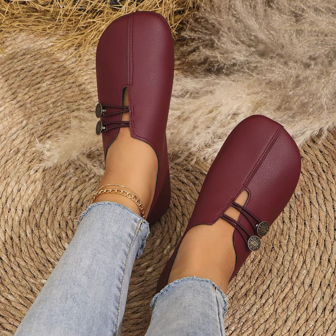 Slipper für Damen ⎜ Bequeme Flats mit Dekorativen Knöpfen und Klassischem Design