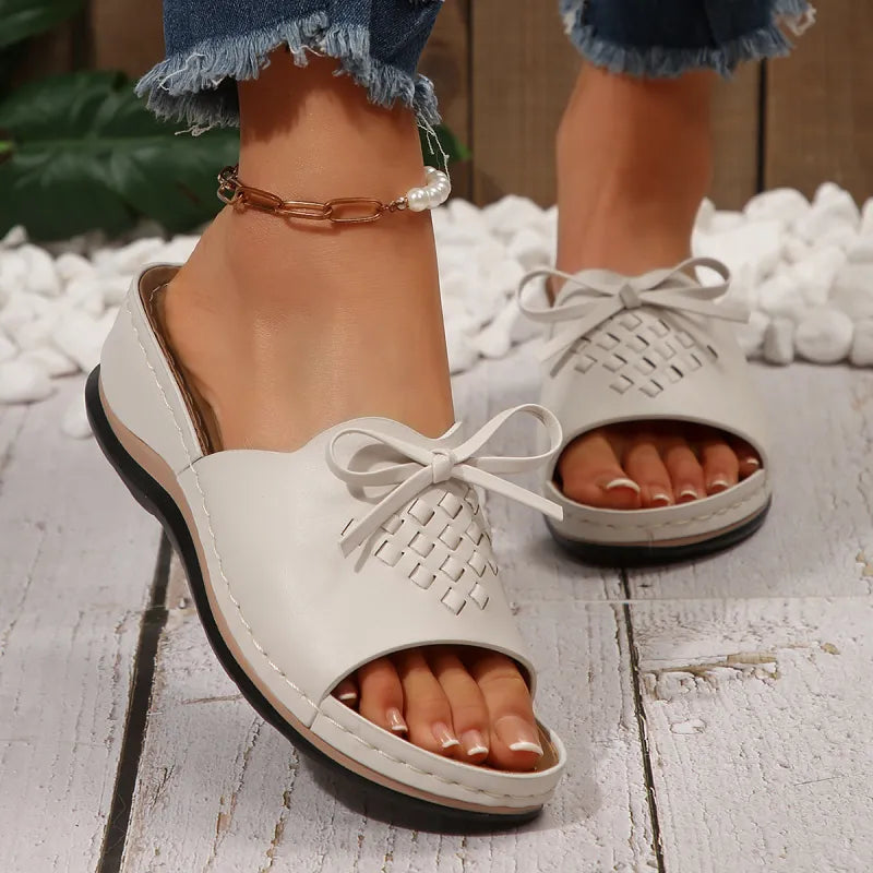 Pantoletten für Damen ⎜ Bequeme Sommerschuhe mit Schleife, rutschfester Sohle und gepolstertem Fußbett