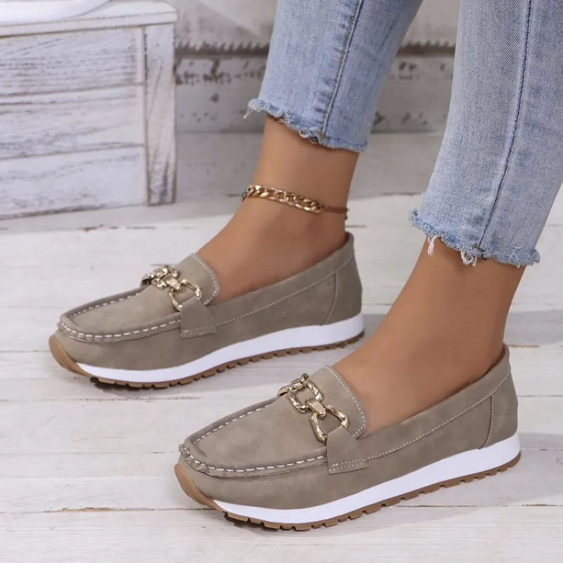 Plattform-Slipper für Damen ⎜ Bequeme Slip-On Schuhe mit Modischer Kettenapplikation für Alltag und Stil