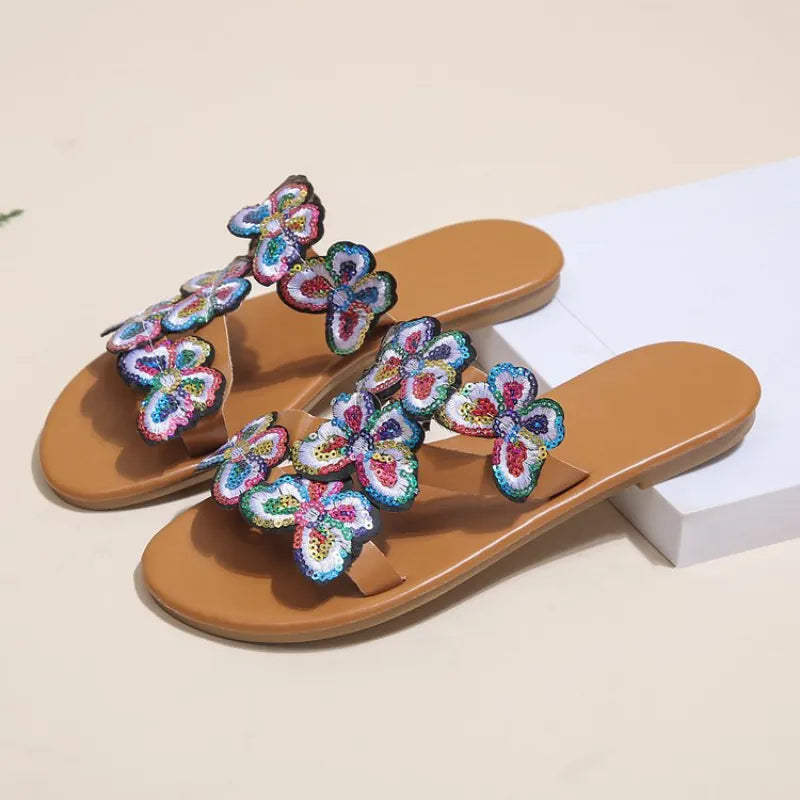 Damen Flache Sandalen ⎜ Bequeme Sommerschuhe mit Schmetterlingsdekor und Offenem Design für Strand & Freizeit