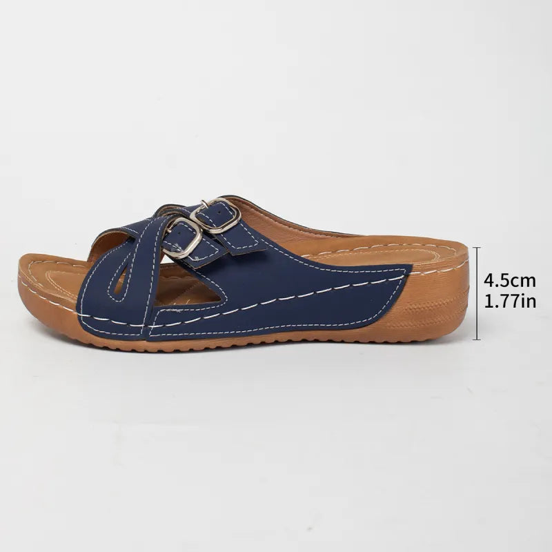 Pantoletten für Damen ⎜ Bequeme Sommerschuhe mit Kreuzriemen, Schnallen und leichter Plateausohle
