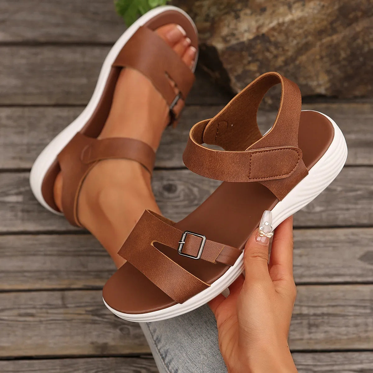 Klettsandalen für Damen ⎜ Bequeme Sommerschuhe mit flacher Keilsohle und verstellbarem Riemen