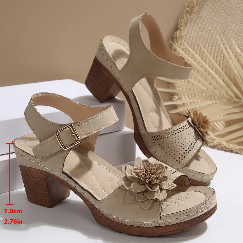 Chunky Heel Sandalen für Damen ⎜ Sommerliche Plattform-Schuhe mit Blumenapplikation