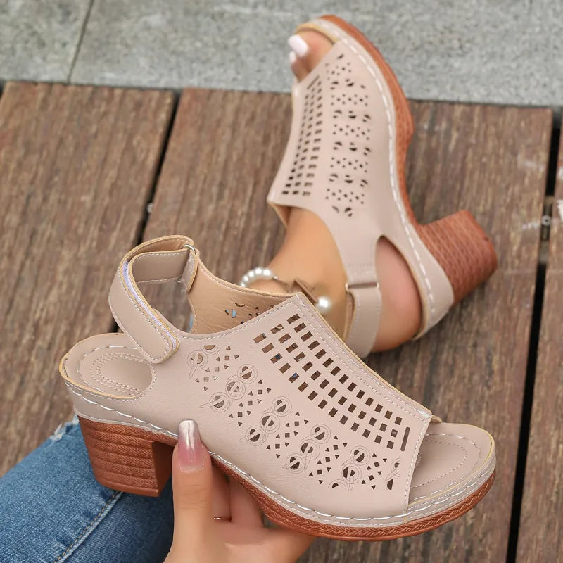 Damen Sandalen mit Blockabsatz ⎜ Bequeme Sommerschuhe im Retro-Stil mit Cut-outs und offener Zehenpartie