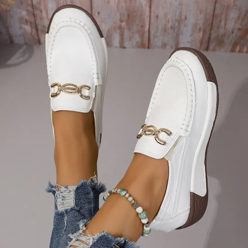 Mokassins für Damen ⎜ Bequeme Slip-On Schuhe mit Metall-Accessoire und klassischem Design