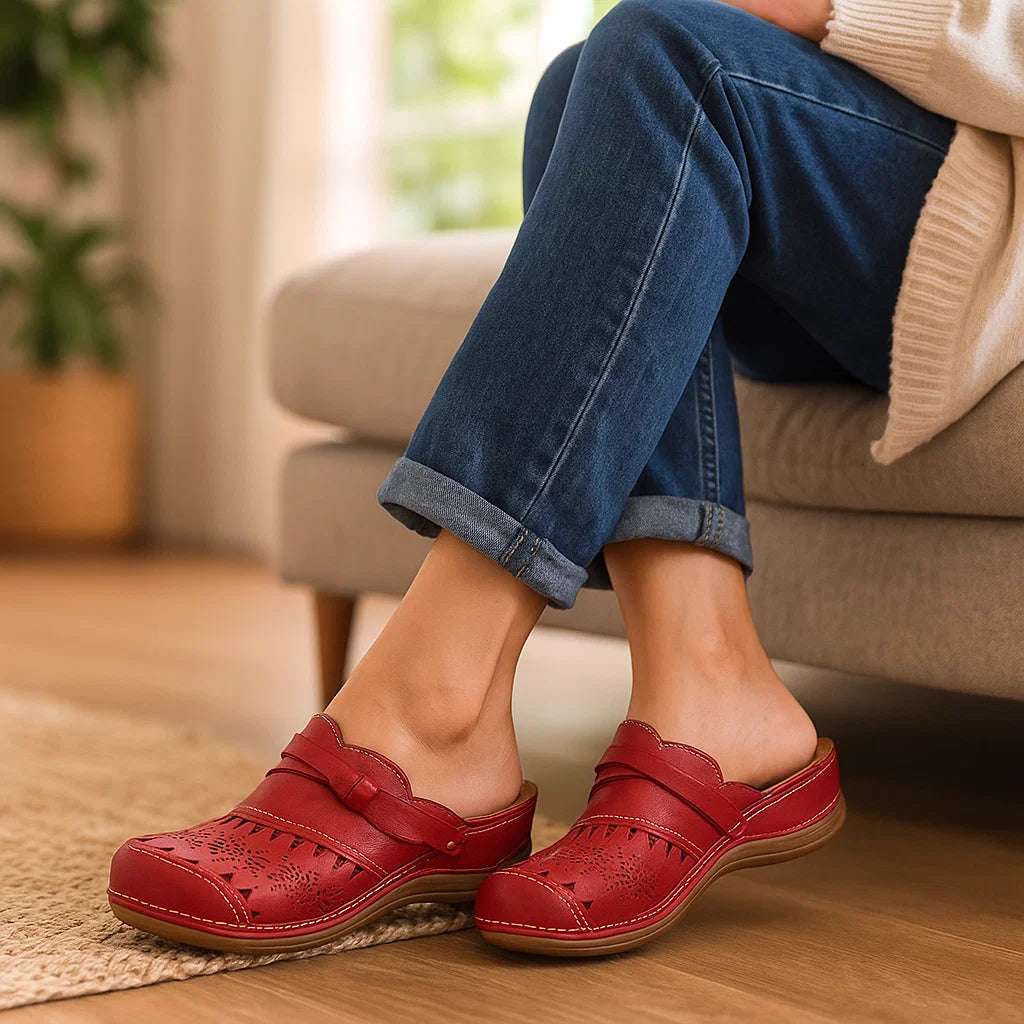 Bequemer Slipper mit ausgestanztem Blumenmuster und dekorativem Riemchen