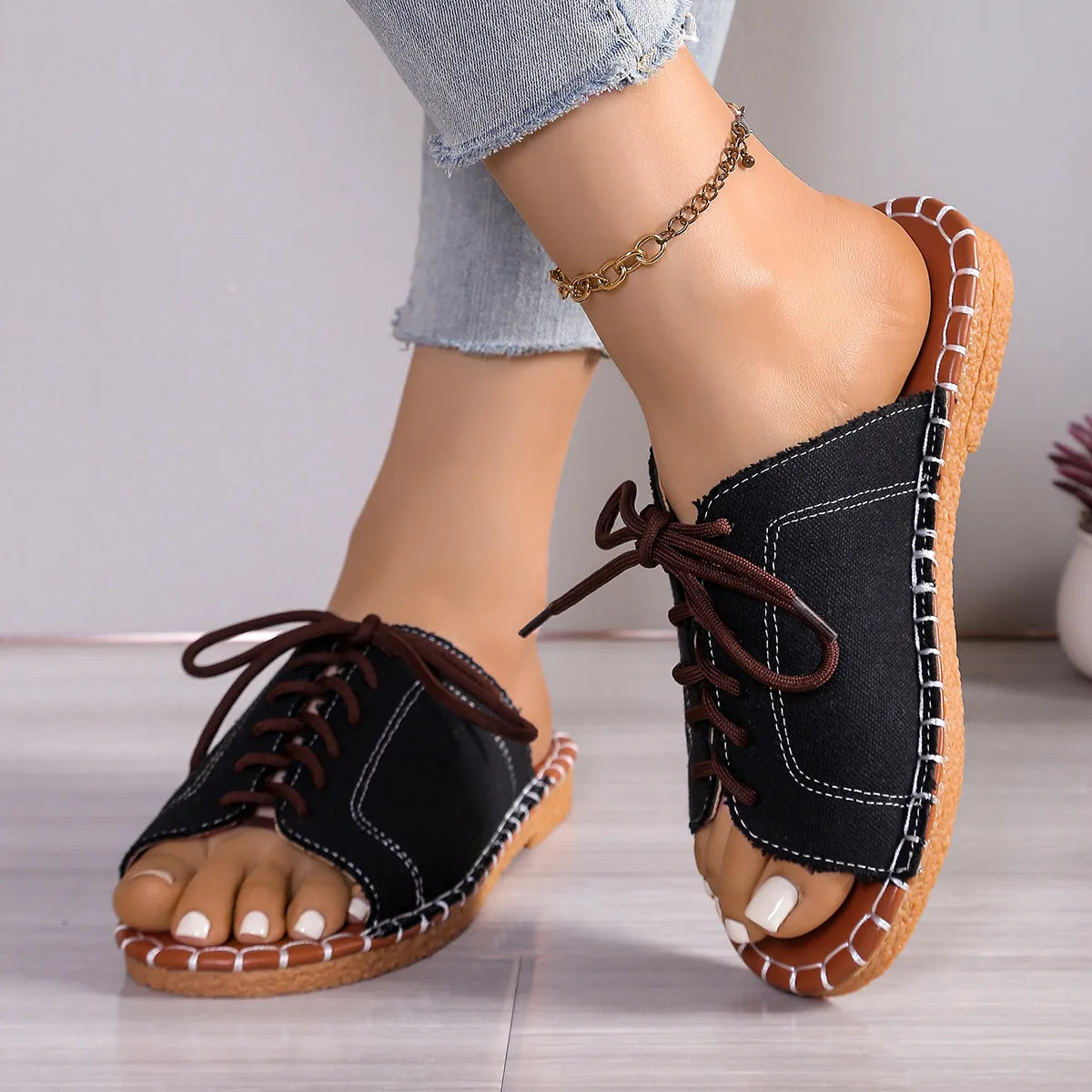 Sommer Slipper für Damen ⎜ Bequeme offene Schuhe mit Denim-Optik und Schnürung für Freizeit und Alltag