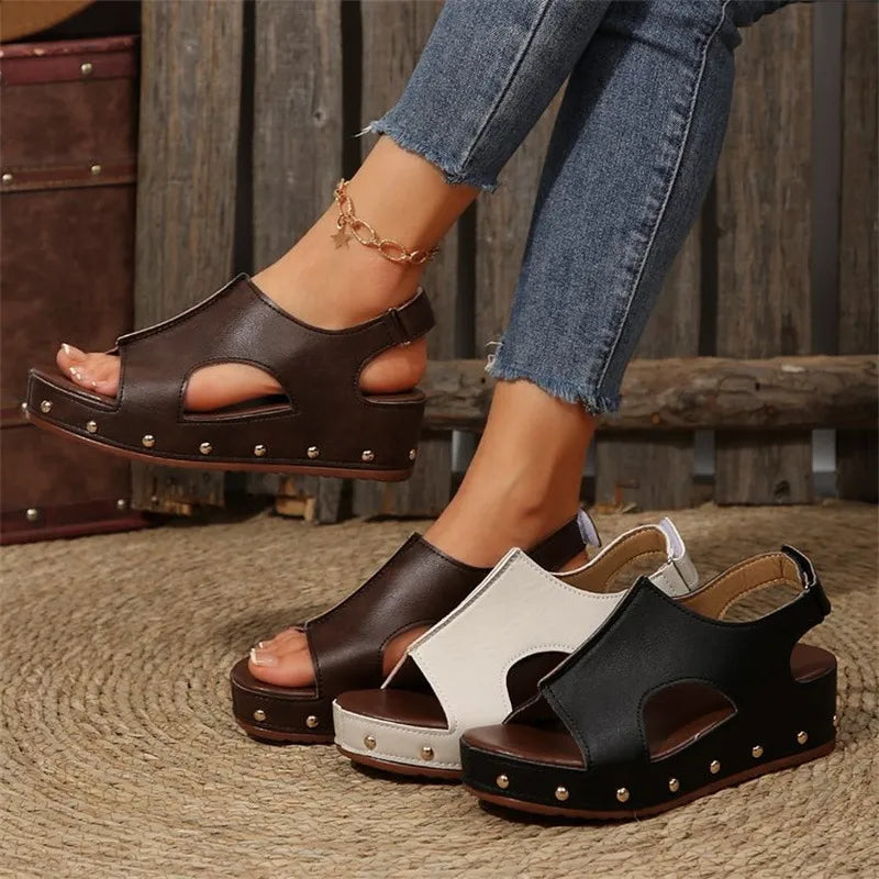 Damen Plateau-Sandalen mit Ausschnitt ⎜ Bequeme Sommerschuhe mit Keilabsatz und offener Zehenpartie