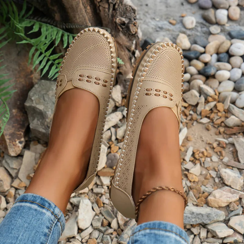 Loafers für Damen ⎜ Bequeme Flache Schuhe mit Perforiertem Design und Ziernähten