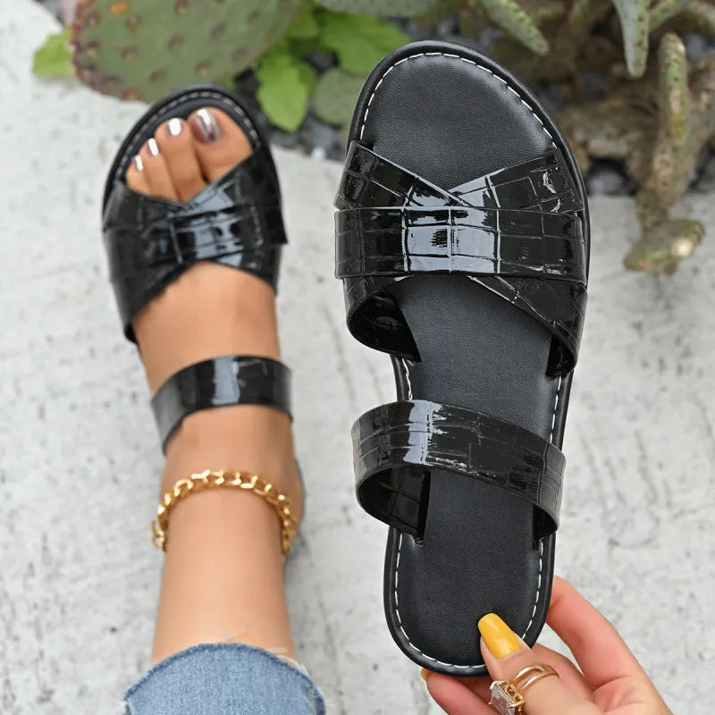 Bequeme Sandalen mit Kreuzriemen ⎜ Flache Slip-ons in verschiedenen Farben für entspannten Tragekomfort