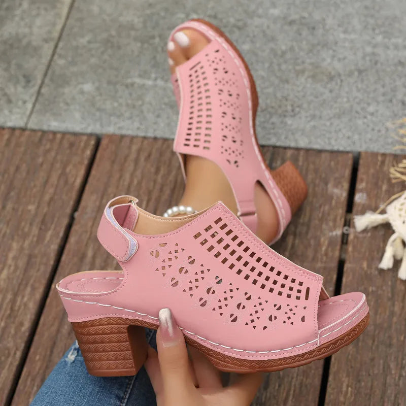 Damen Sandalen mit Blockabsatz ⎜ Bequeme Sommerschuhe im Retro-Stil mit Cut-outs und offener Zehenpartie