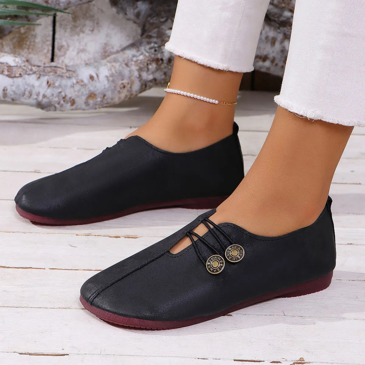 Slipper für Damen ⎜ Bequeme Flats mit Dekorativen Knöpfen und Klassischem Design