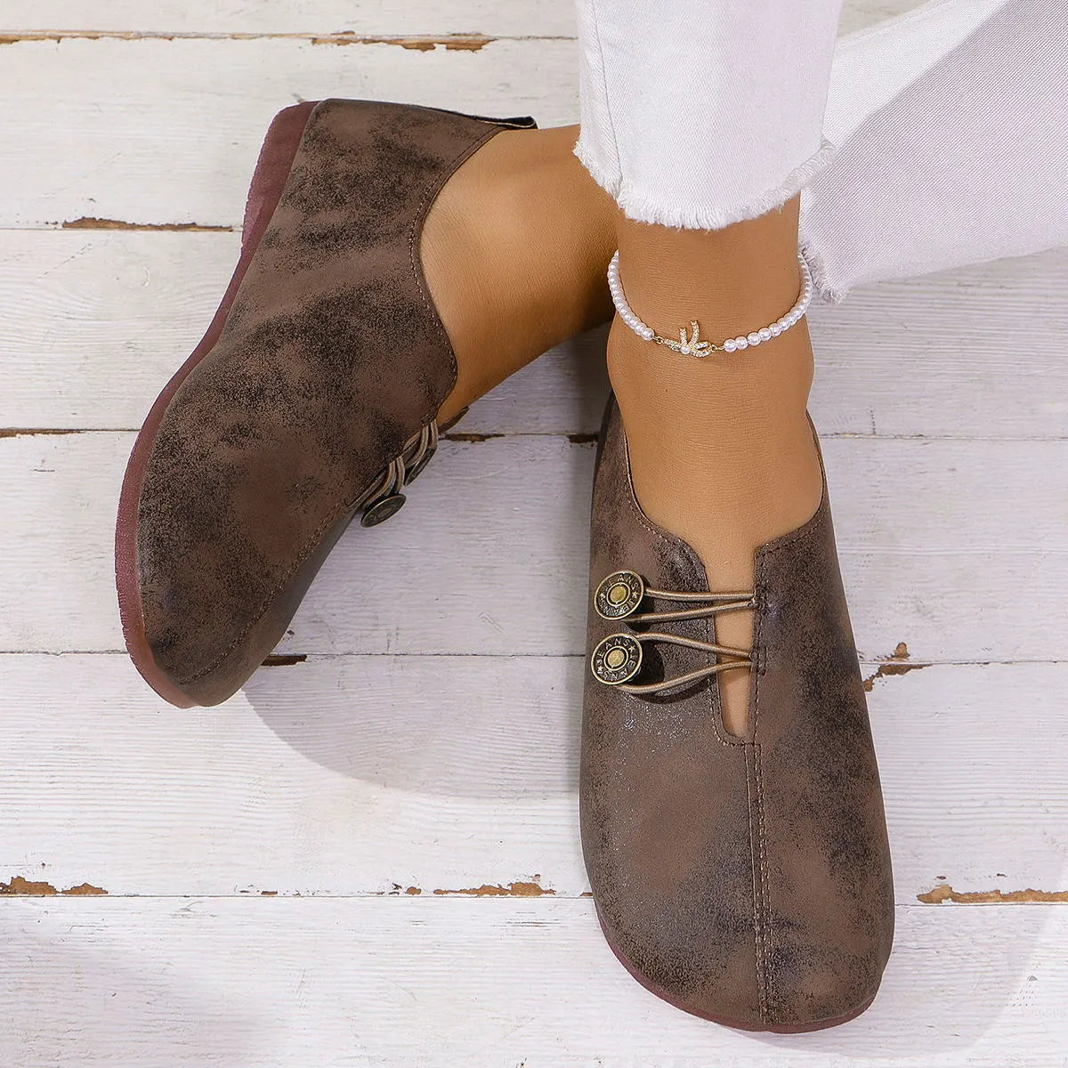 Slipper für Damen ⎜ Bequeme Flats mit Dekorativen Knöpfen und Klassischem Design