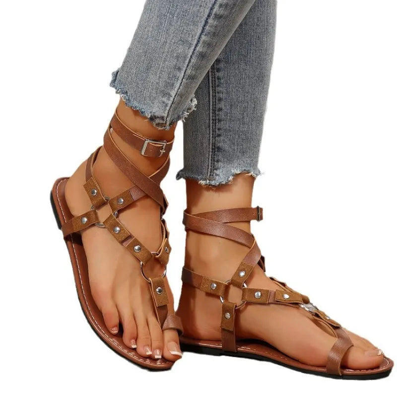 Damen Römersandalen mit Kreuzriemen ⎜ Flache Sommerschuhe im Vintage-Stil mit Schnallen und Nieten-Dekor