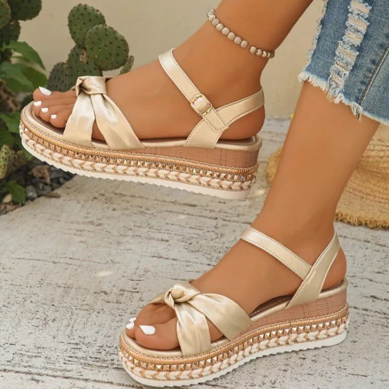 Plateausandalen für Damen ⎜ Sommerliche Schuhe mit Knoten-Design und dekorativer Bastsohle in Komfortweite