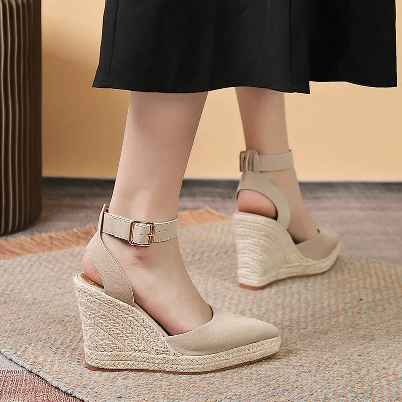 Damen Keilsandaletten mit Bastsohle ⎜ Elegante Sommerschuhe mit spitzer Kappe und verstellbarem Knöchelriemen