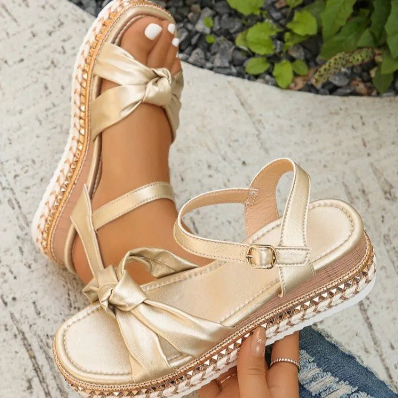 Plateausandalen für Damen ⎜ Sommerliche Schuhe mit Knoten-Design und dekorativer Bastsohle in Komfortweite