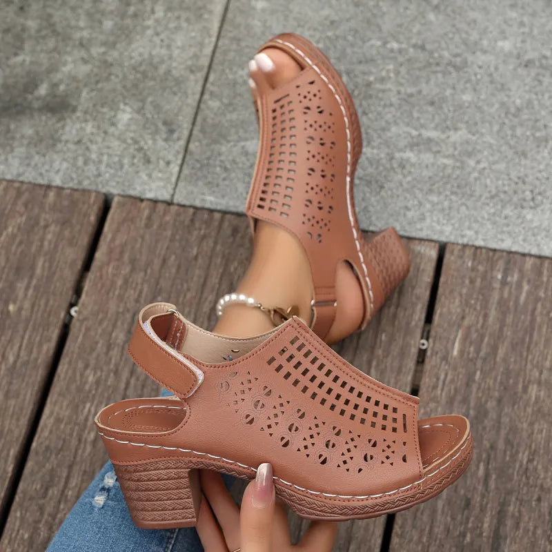 Damen Sandalen mit Blockabsatz ⎜ Bequeme Sommerschuhe im Retro-Stil mit Cut-outs und offener Zehenpartie
