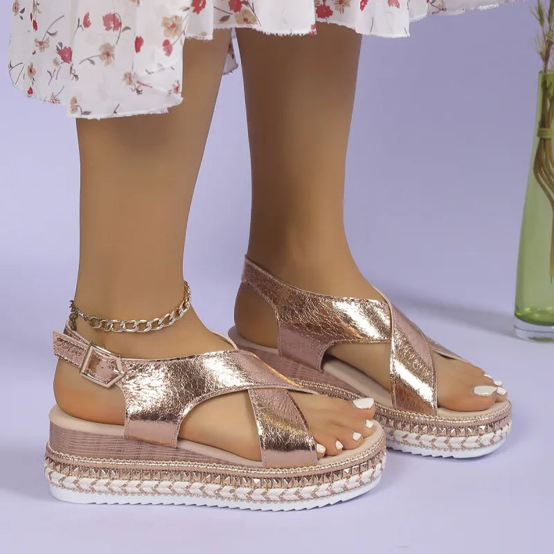 Plateausandalen für Damen ⎜ Glänzende Sommerschuhe mit Kreuzriemen und geflochtener Bastsohle in Komfortweite