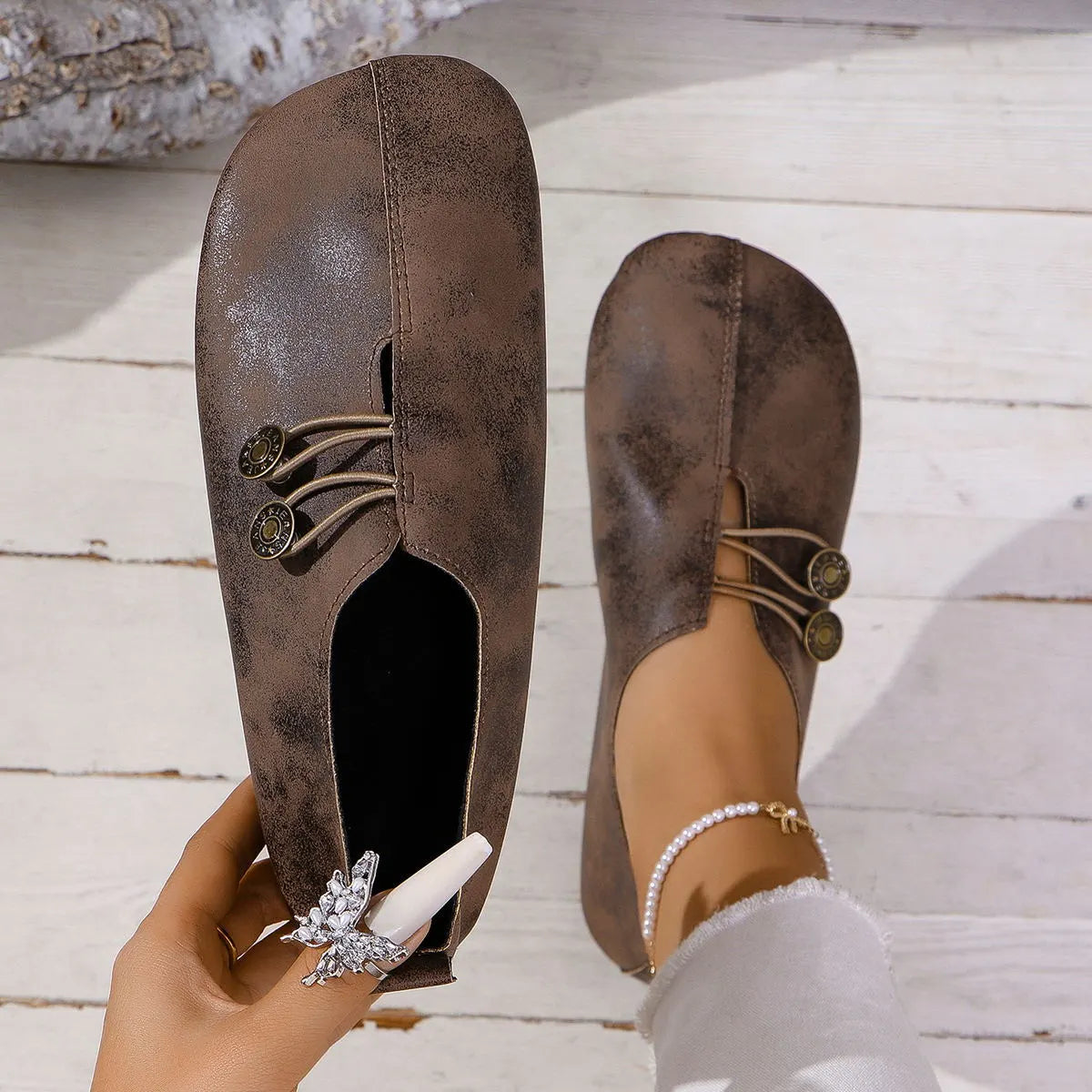 Slipper für Damen ⎜ Bequeme Flats mit Dekorativen Knöpfen und Klassischem Design