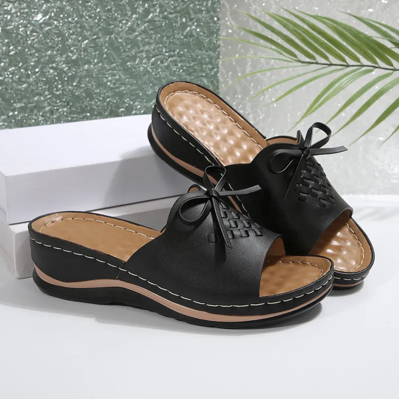 Pantoletten für Damen ⎜ Bequeme Sommerschuhe mit Schleife, rutschfester Sohle und gepolstertem Fußbett