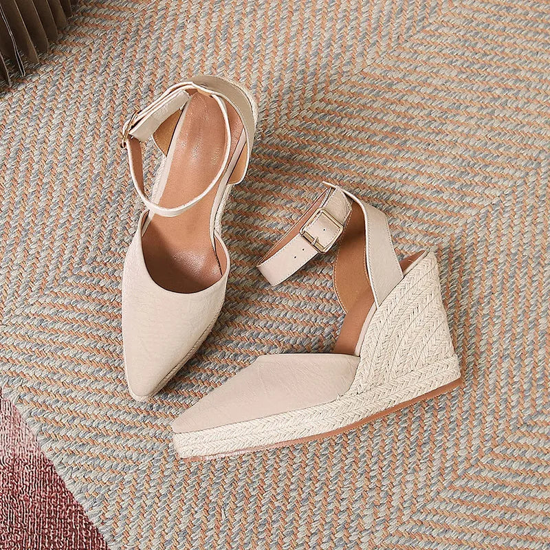 Damen Keilsandaletten mit Bastsohle ⎜ Elegante Sommerschuhe mit spitzer Kappe und verstellbarem Knöchelriemen