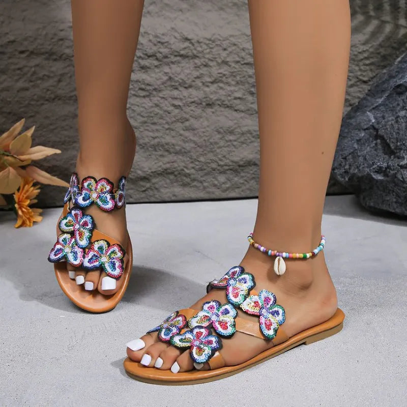 Damen Flache Sandalen ⎜ Bequeme Sommerschuhe mit Schmetterlingsdekor und Offenem Design für Strand & Freizeit