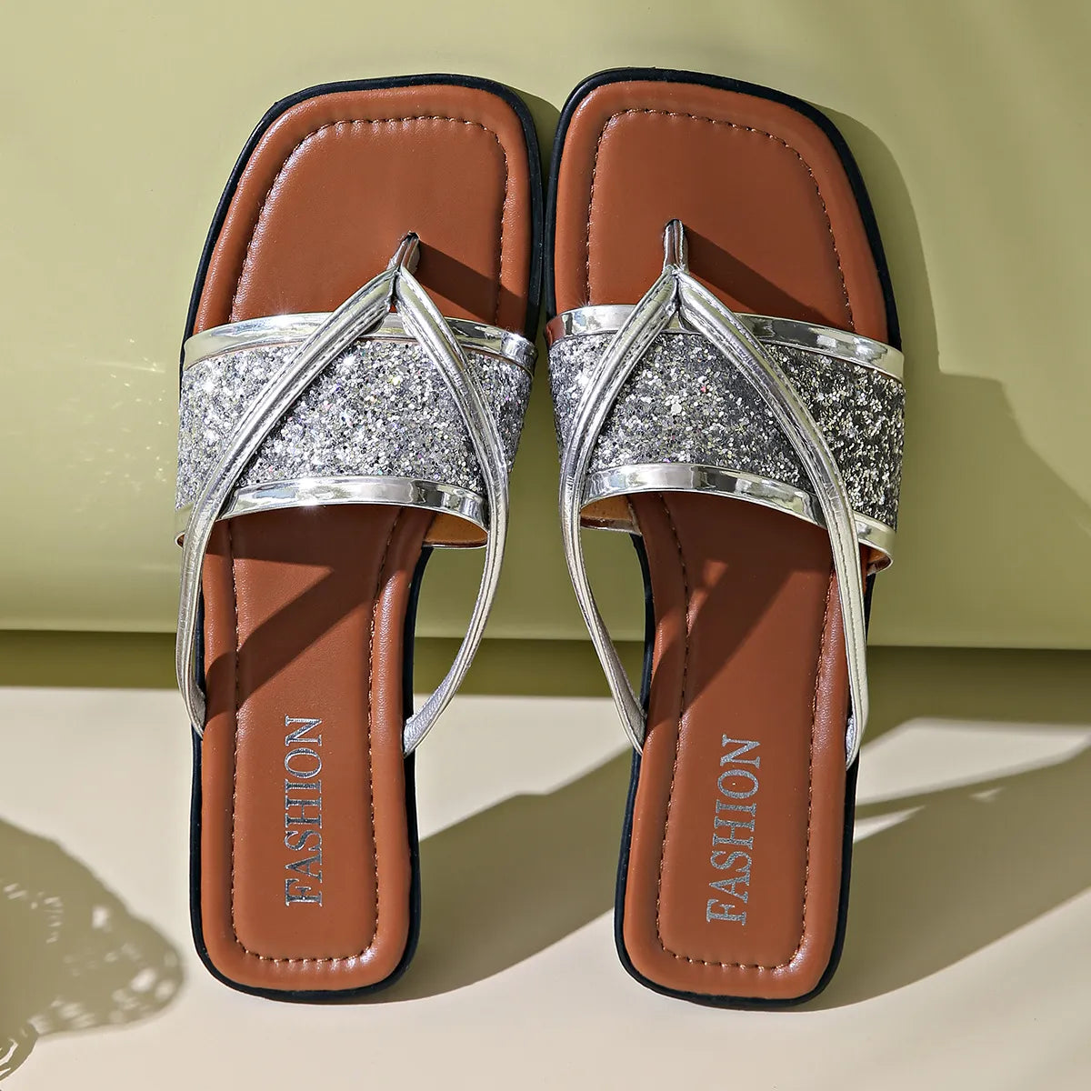 Damen Sandalen mit Glitzer-Details ⎜ Modische Flip-Flops mit Kreuzriemen und komfortablem Blockabsatz
