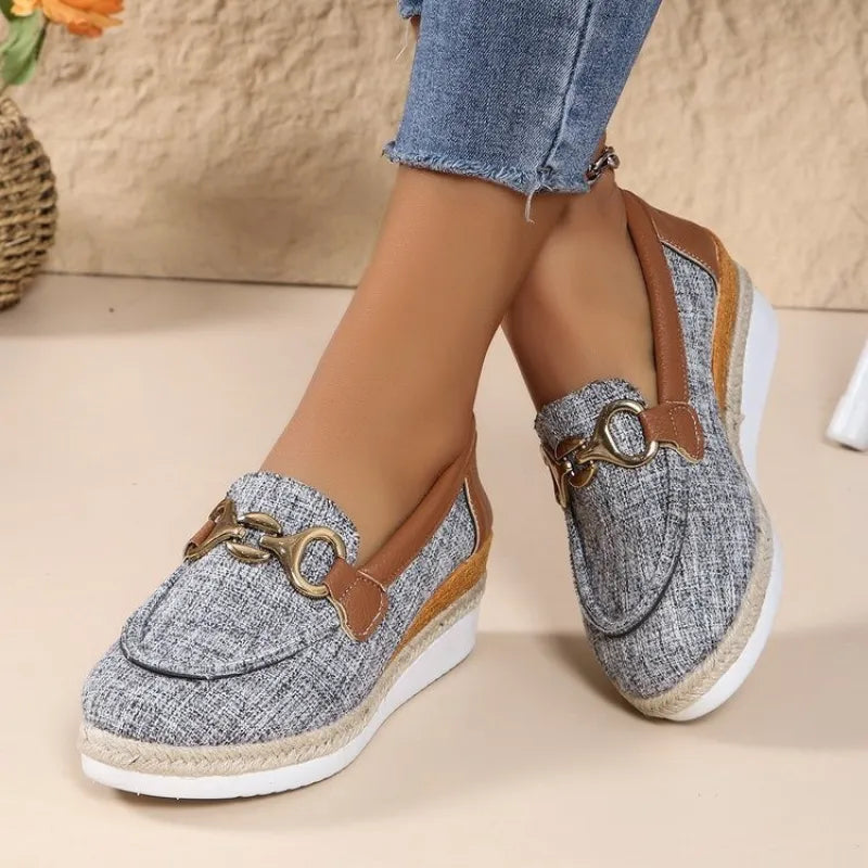 Wedge-Loafer für Damen ⎜ Bequeme Slip-On Schuhe mit Pferdekettenapplikation für Komfort und Stil