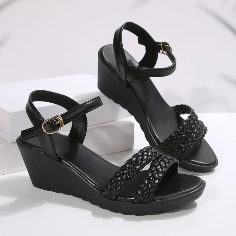 Damen Keilsandaletten mit Riemchen ⎜ Bequeme Sommerschuhe mit Flechtdesign und verstellbarem Riemen