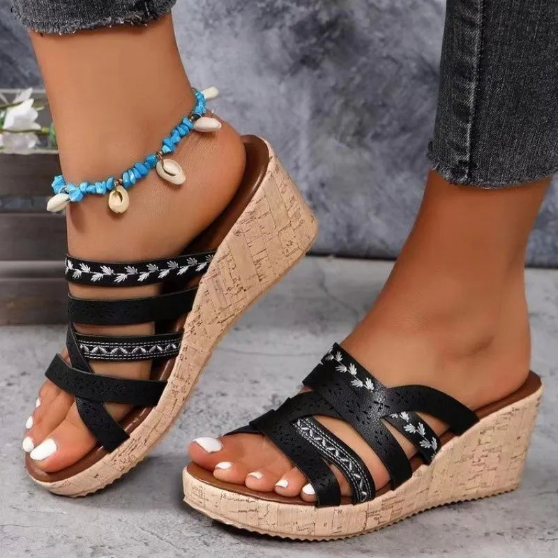 Keilabsatz Sandalen für Damen ⎜ Sommerliche Plateauschuhe mit Stickerei und bequemer Riemchenführung