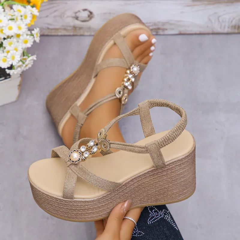 Handgefertigte Keilsandaletten für Damen ⎜ Bequeme Sommerschuhe mit Perlen und atmungsaktiver offener Spitze