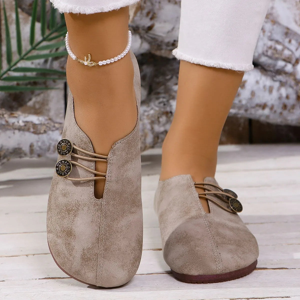 Slipper für Damen ⎜ Bequeme Flats mit Dekorativen Knöpfen und Klassischem Design