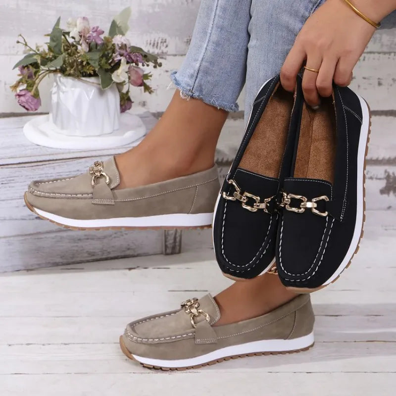 Plattform-Slipper für Damen ⎜ Bequeme Slip-On Schuhe mit Modischer Kettenapplikation für Alltag und Stil