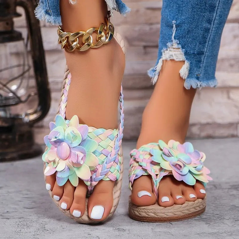 Bunte Damen Flip-Flops ⎜ Komfortable Sommerschuhe mit Blumenapplikationen und Geflochtenem Design