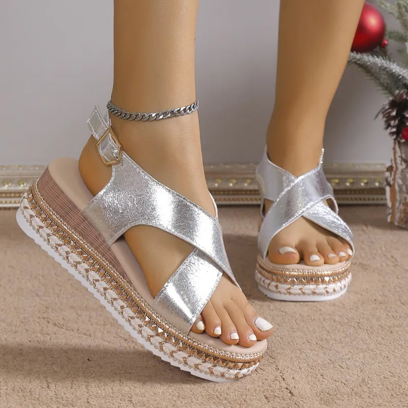 Plateausandalen für Damen ⎜ Glänzende Sommerschuhe mit Kreuzriemen und geflochtener Bastsohle in Komfortweite