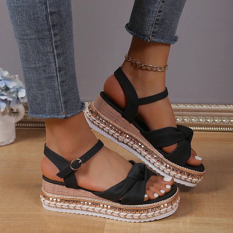 Damen Plateau-Sandalen ⎜ Bequeme Sommerschuhe mit Schleife und Verstellbarem Riemen für Alltag & Urlaub