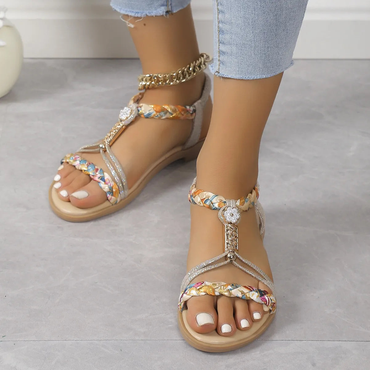 Damen Flache Sandalen ⎜ Bequeme Schuhe mit geflochtenem Design und funkelnden Details