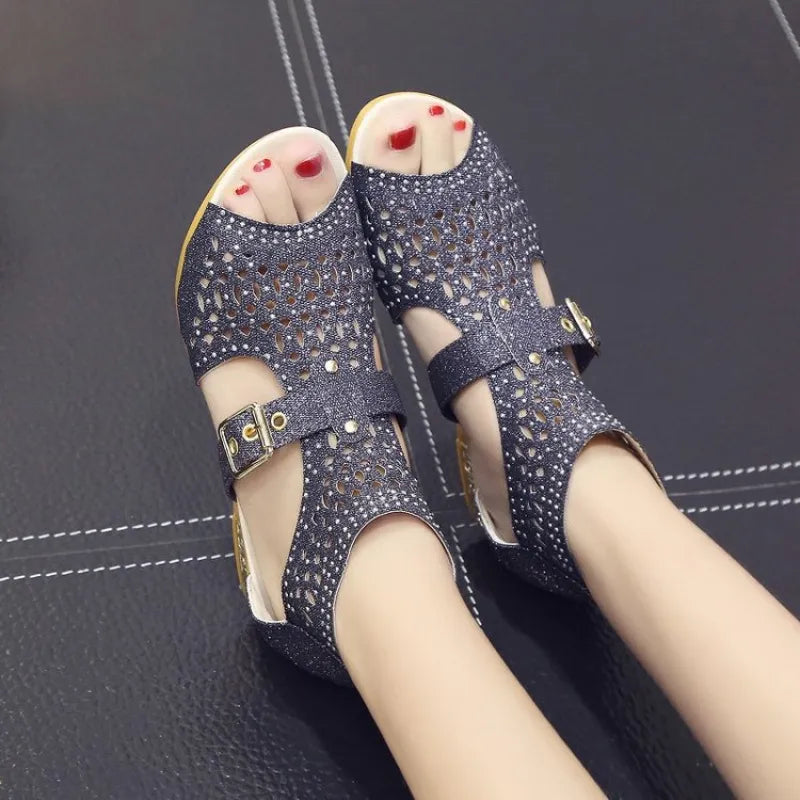 Damen Keilsandaletten ⎜ Bequeme Sommerschuhe mit Strass, Cut-out Design und Verstellbarer Schnalle