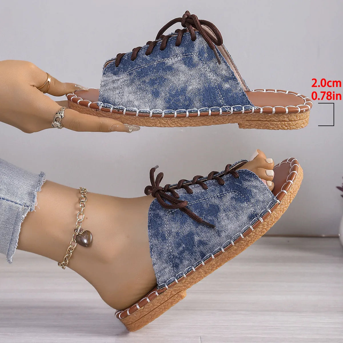 Sommer Slipper für Damen ⎜ Bequeme offene Schuhe mit Denim-Optik und Schnürung für Freizeit und Alltag