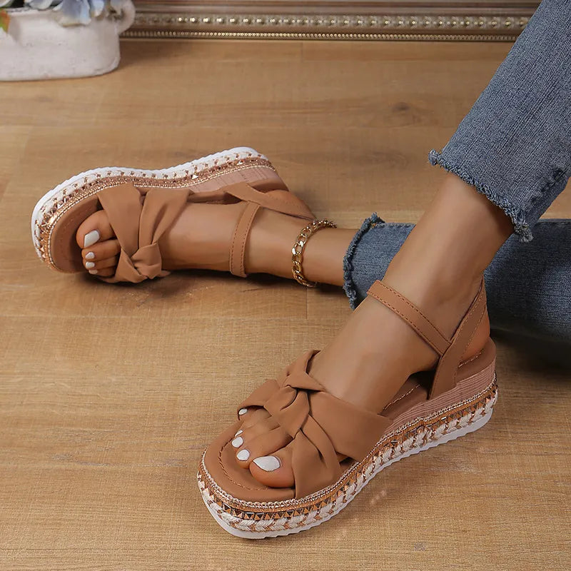 Damen Plateau-Sandalen ⎜ Bequeme Sommerschuhe mit Schleife und Verstellbarem Riemen für Alltag & Urlaub