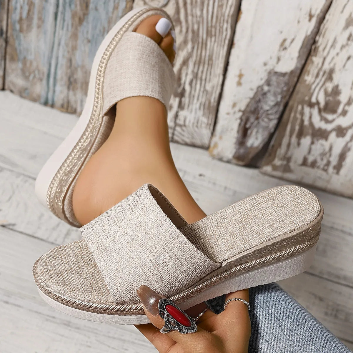 Damen Plateau Slipper ⎜ Bequeme Sommerschuhe mit Breitem Riemen und Rutschfester Sohle für Strand & Freizeit