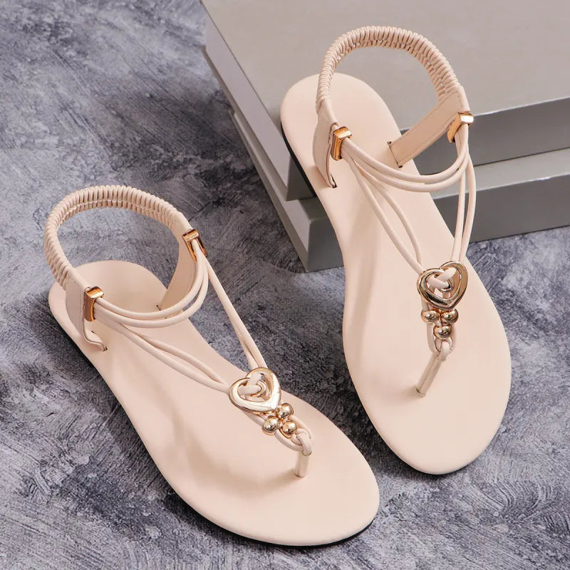 Damen Flache Zehensandalen ⎜ Bequeme Sommerschuhe mit Herzdeko und Elastischem Riemen für Strand & Freizeit